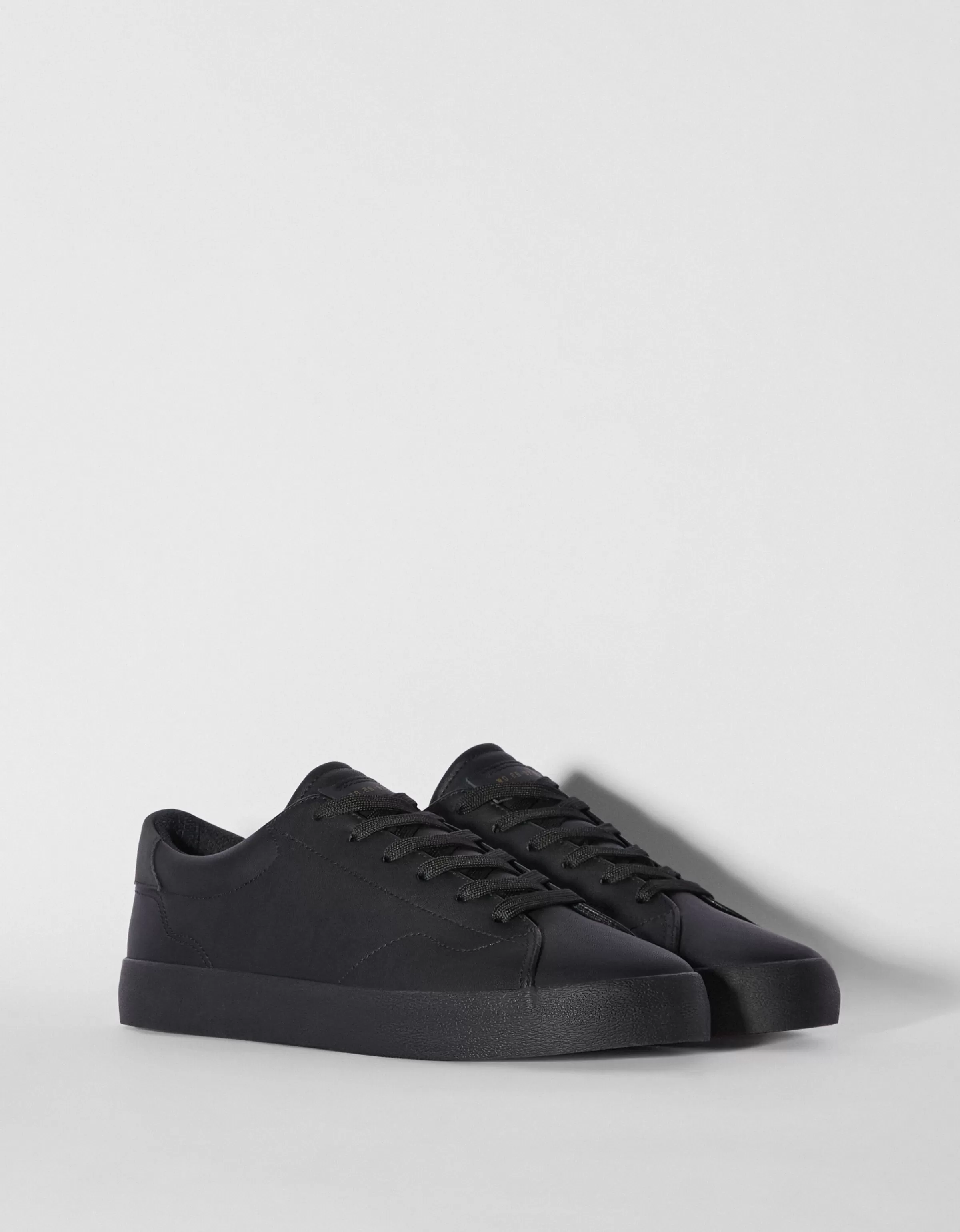 BERSHKA Chaussures*Baskets unies homme. Blanc