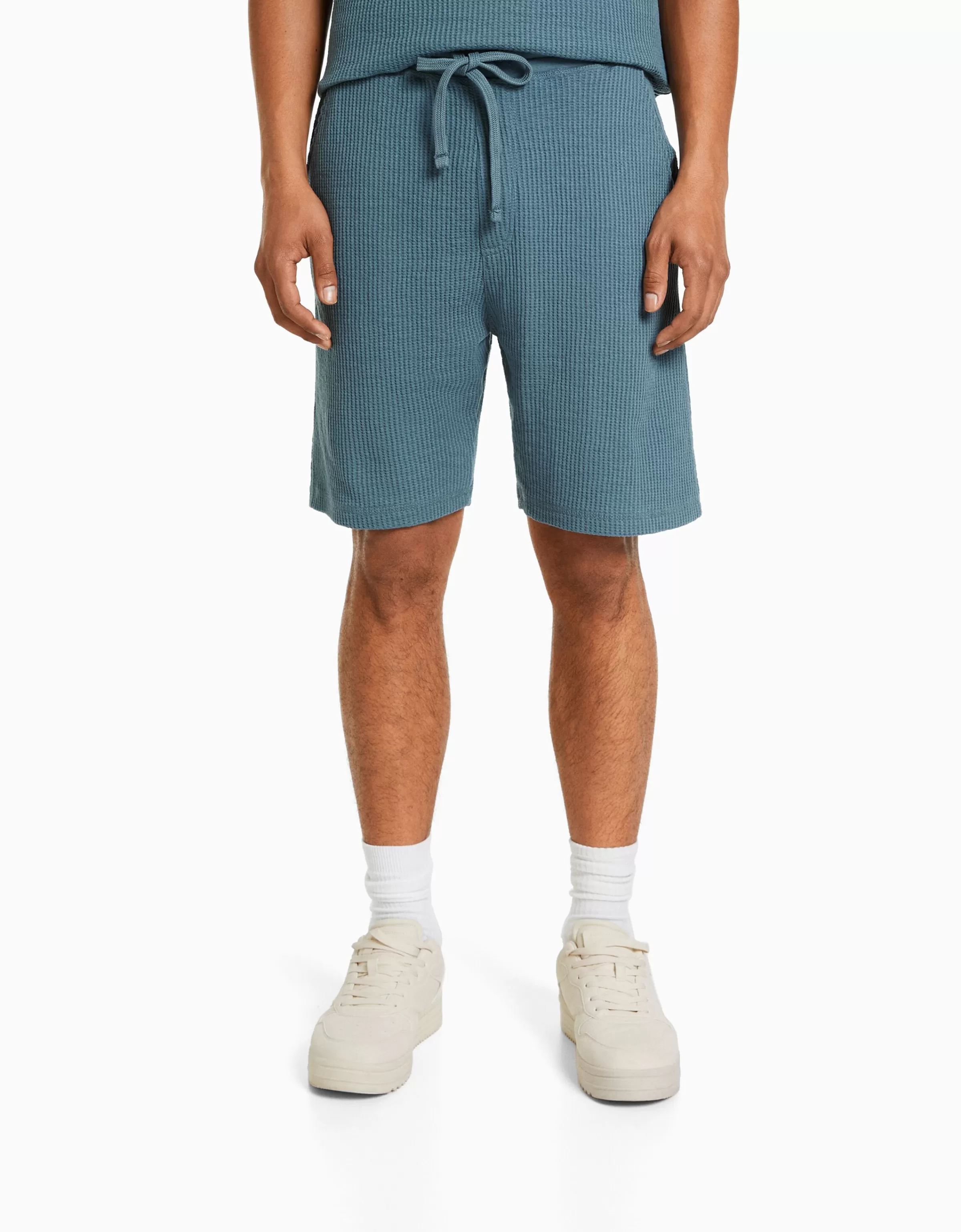 BERSHKA Bermudas*Bermuda molleton gaufré Blanc cassé