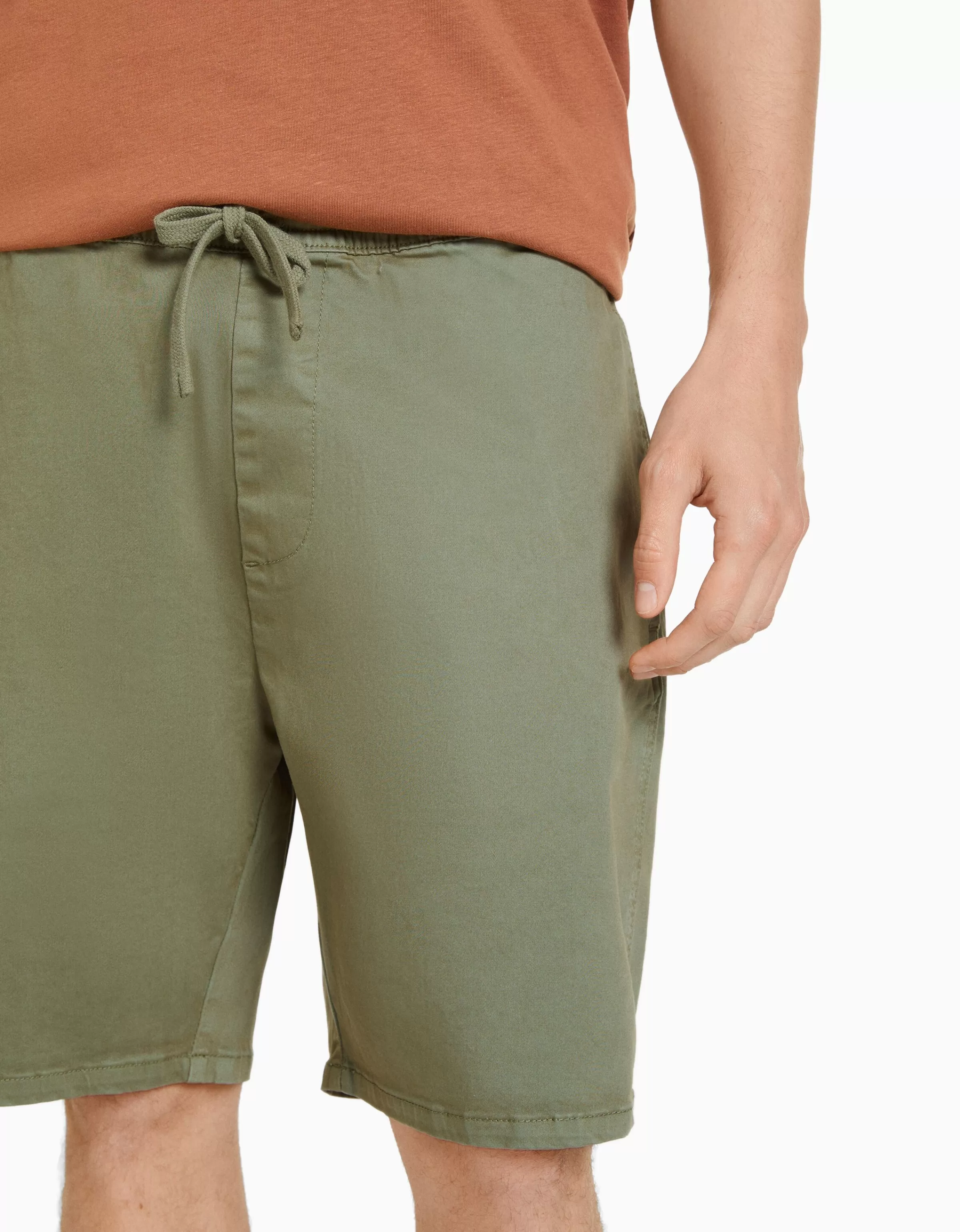 BERSHKA Bermudas*Bermuda style jogger Kaki