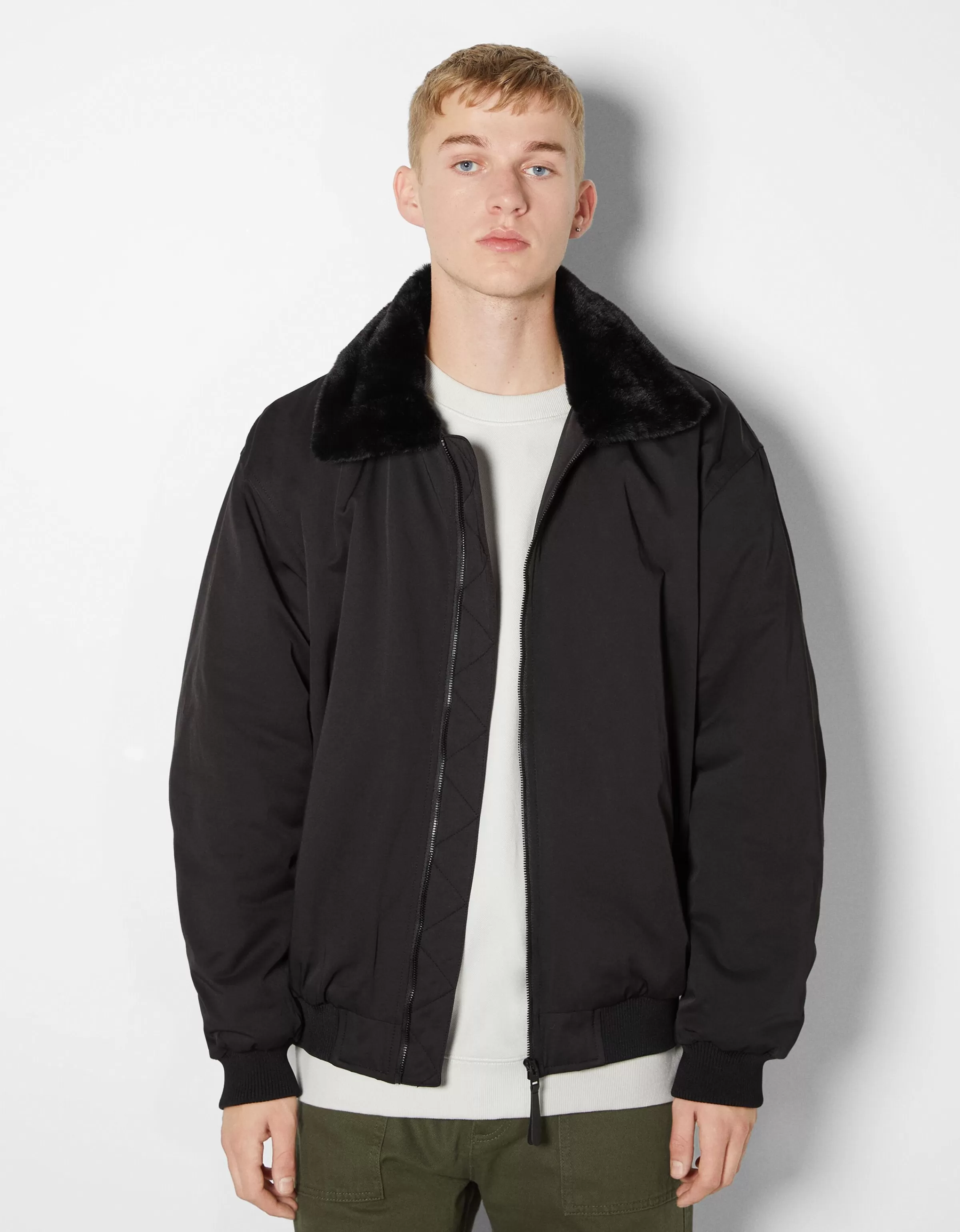 BERSHKA Blousons et manteaux*Blouson bomber col fourrure Noir