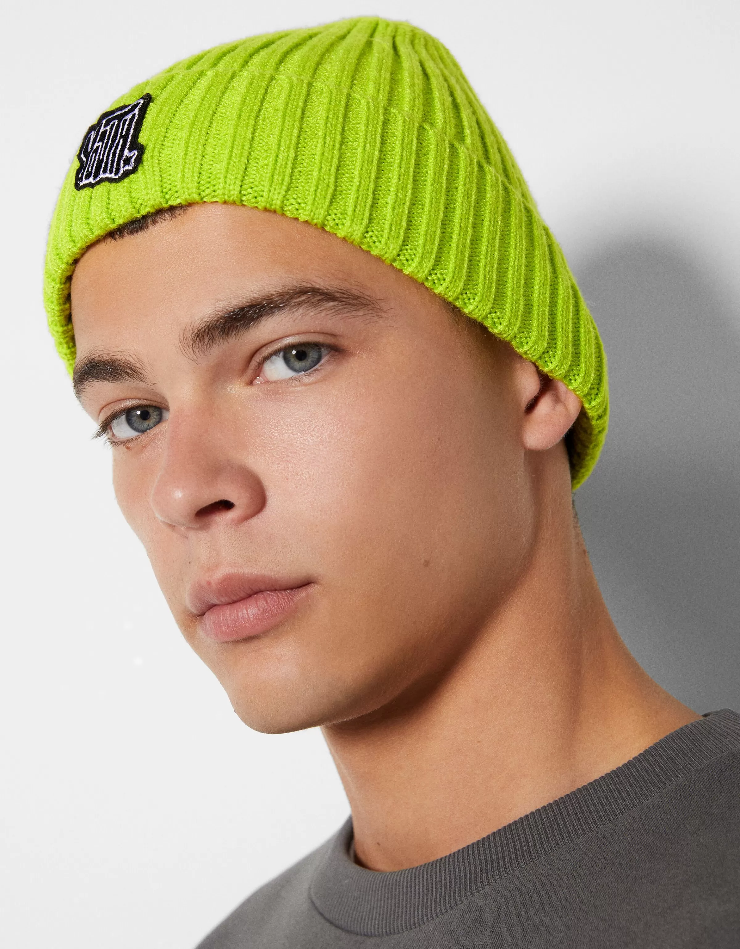 BERSHKA Tout voir*Bonnet broderie funny Lime