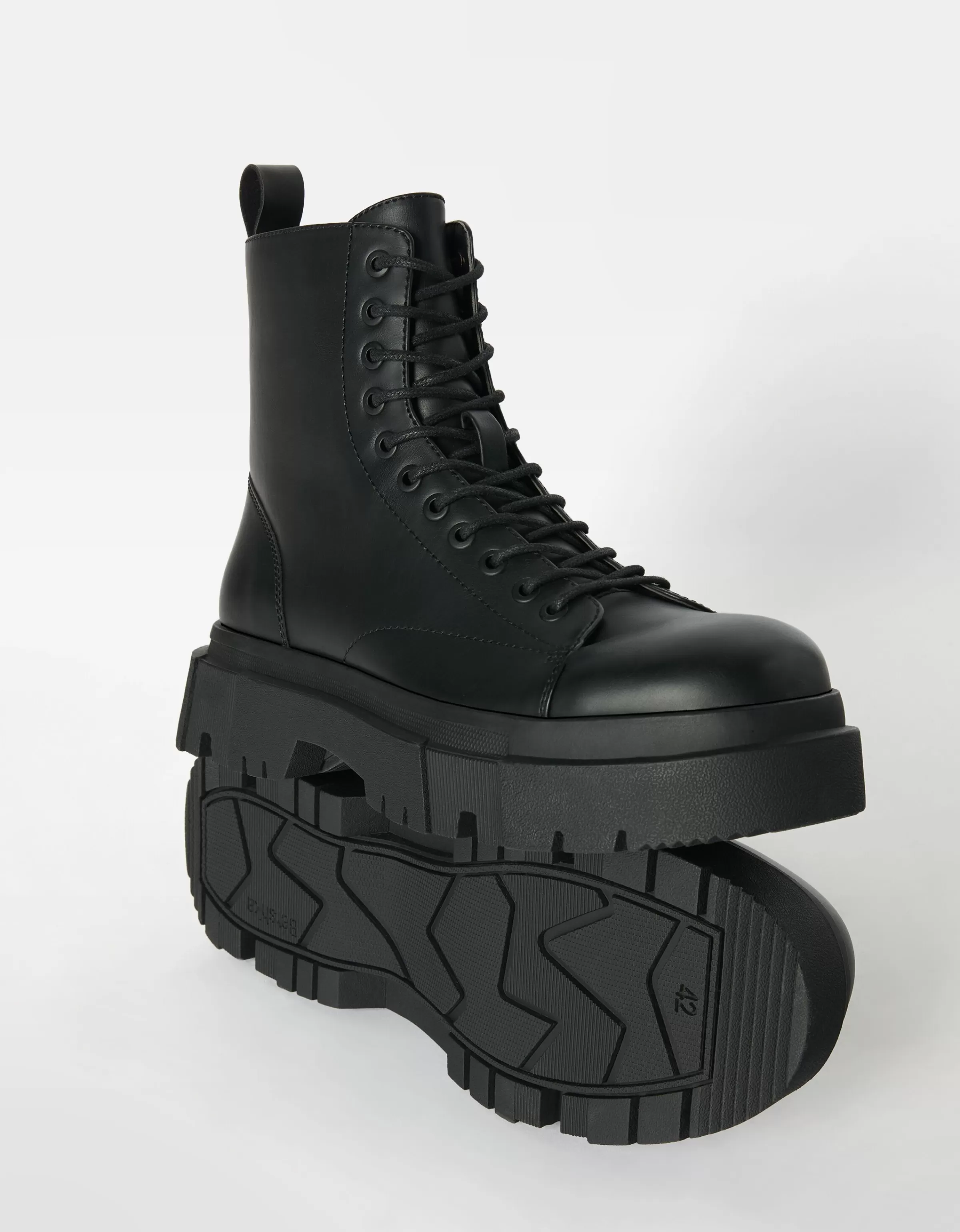 BERSHKA Bottines*Bottes à lacets semelle crantée homme Noir