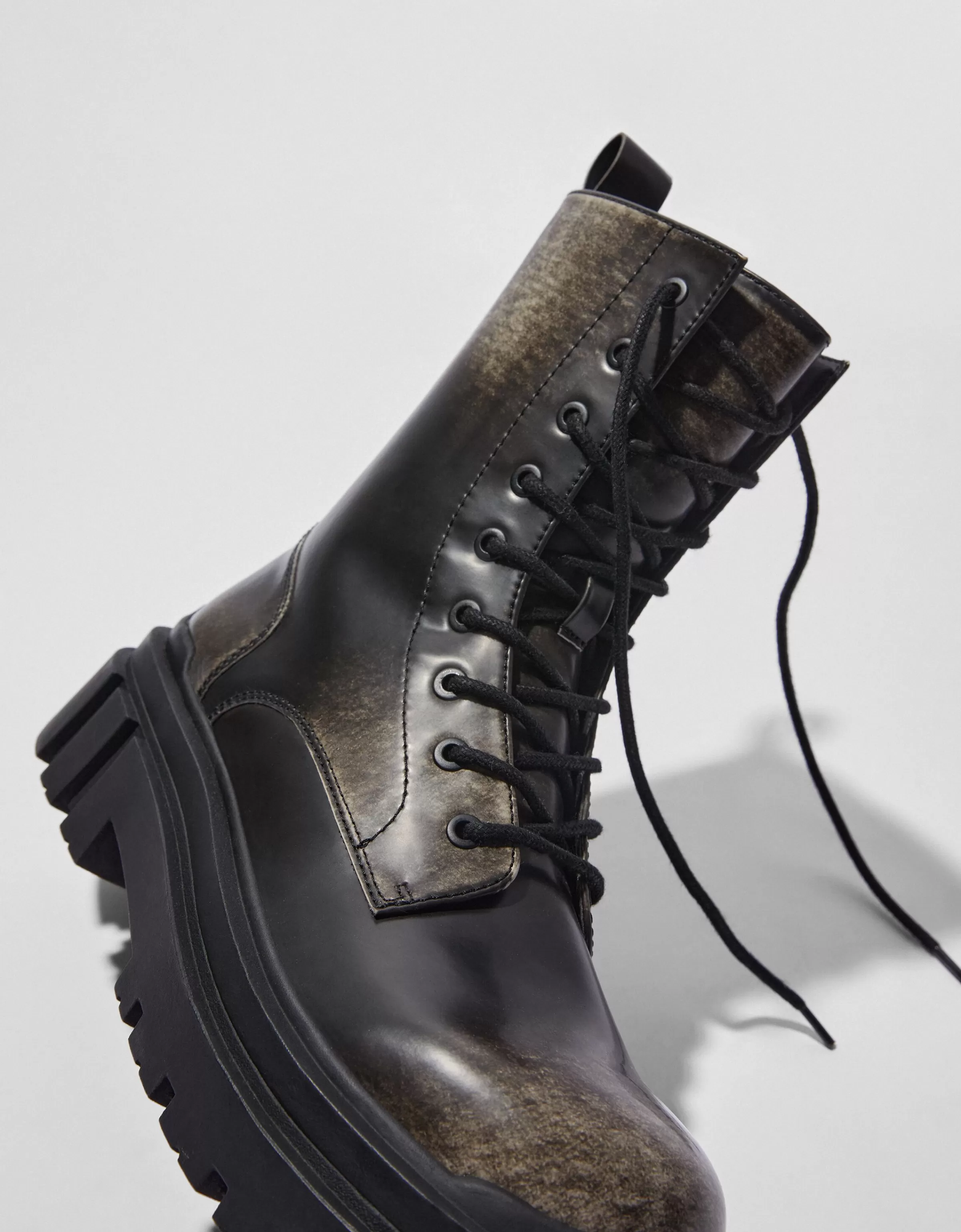 BERSHKA Bottines*Bottes effet usé semelle crantée homme Noir