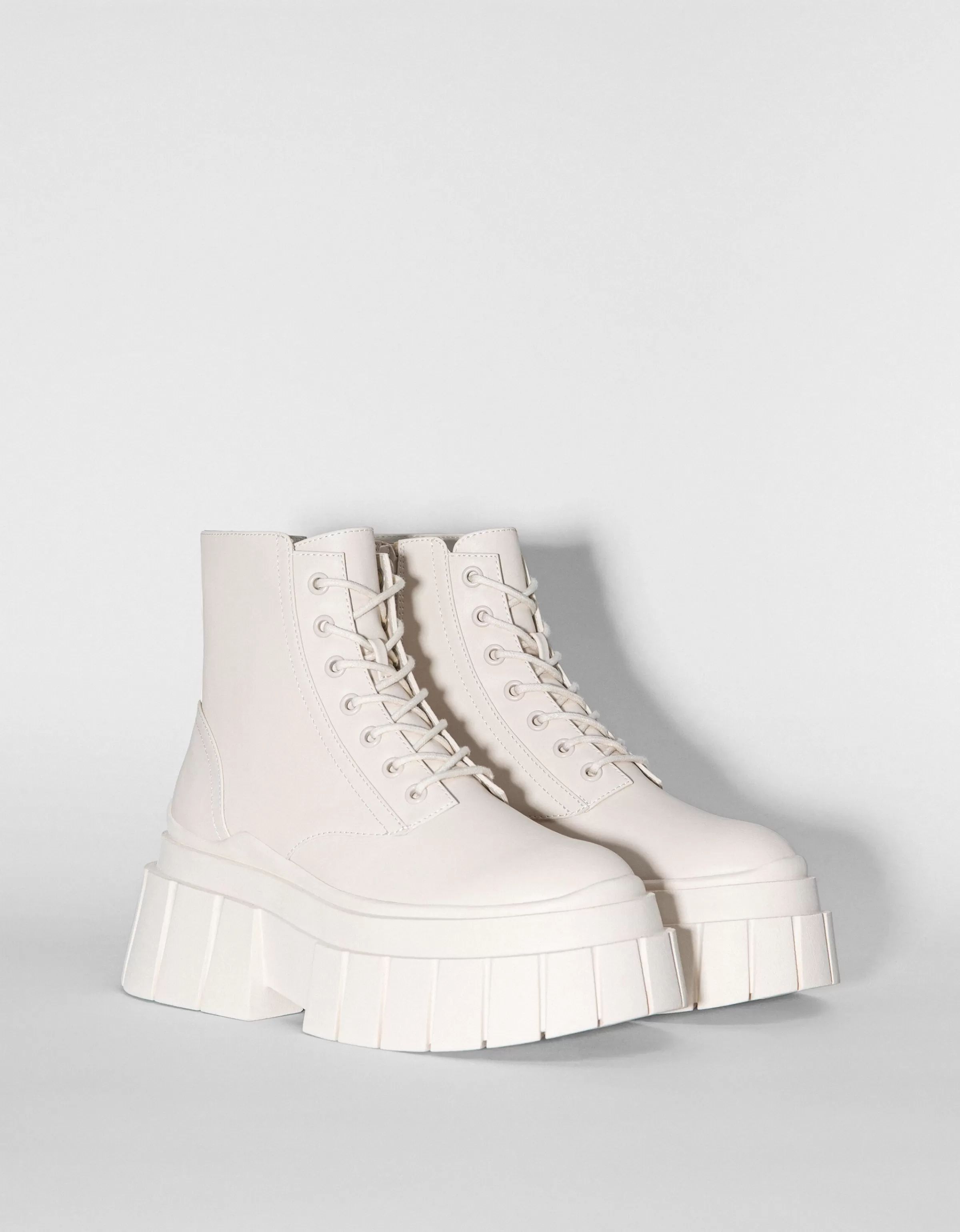 BERSHKA Bottes et bottines*Bottines à lacets plateforme rayée Écru