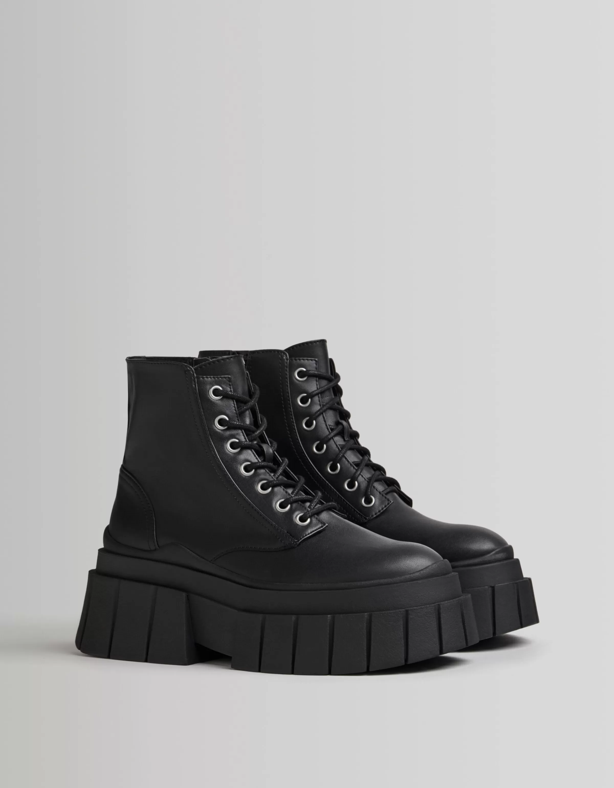 BERSHKA Bottes et bottines*Bottines à lacets plateforme rayée Écru