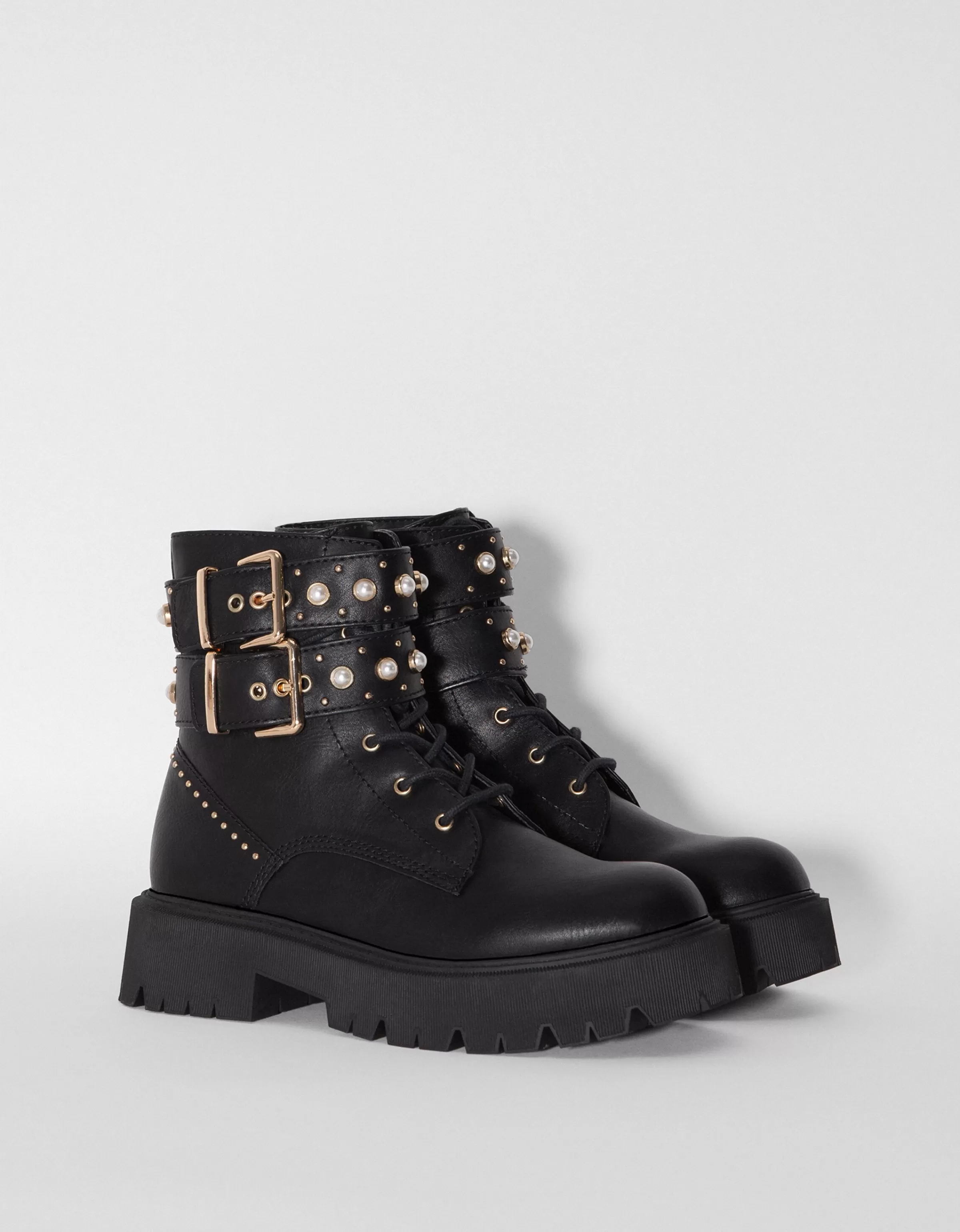 BERSHKA Bottes et bottines*Bottines plates avec perles et rivets Noir