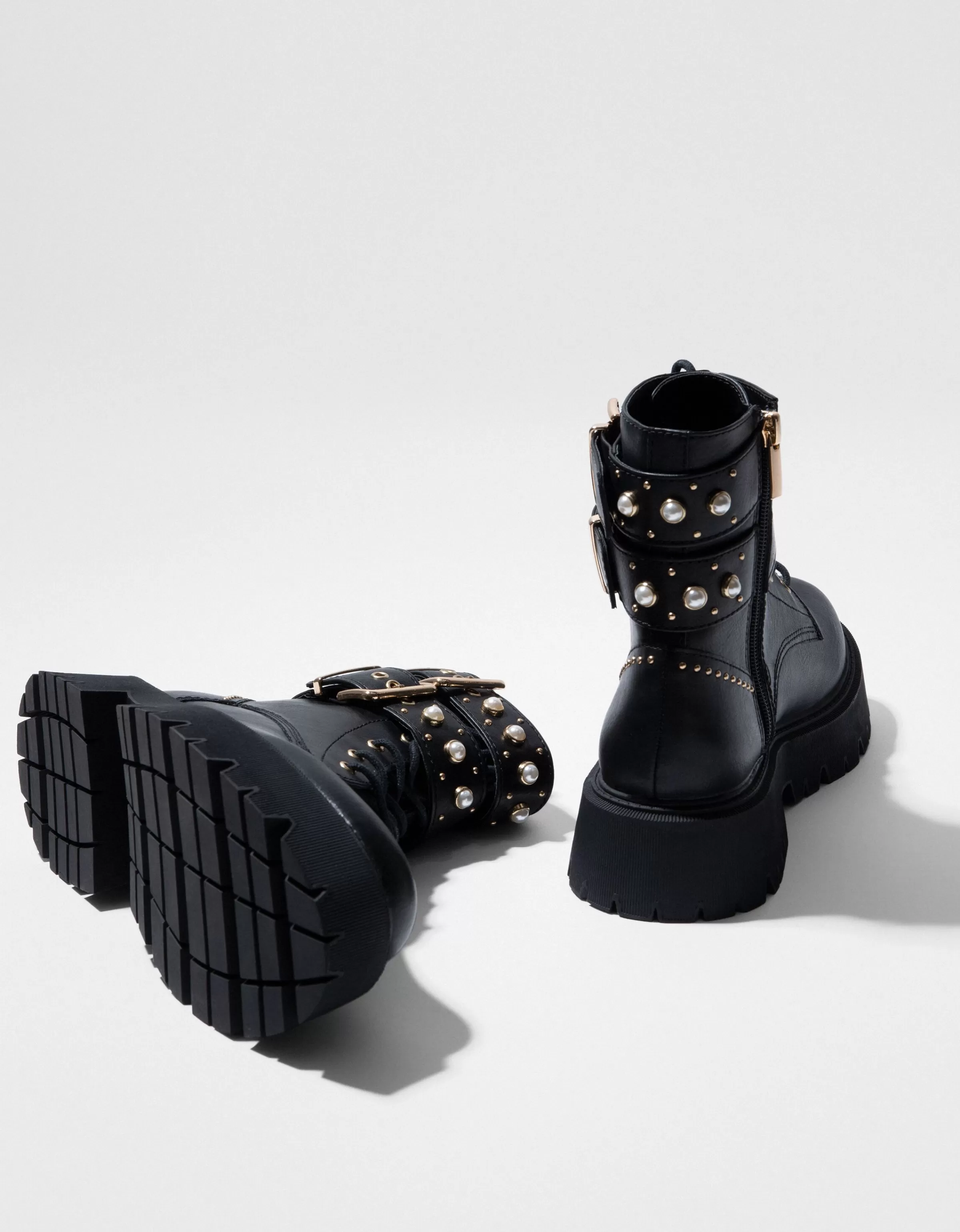 BERSHKA Bottes et bottines*Bottines plates avec perles et rivets Noir