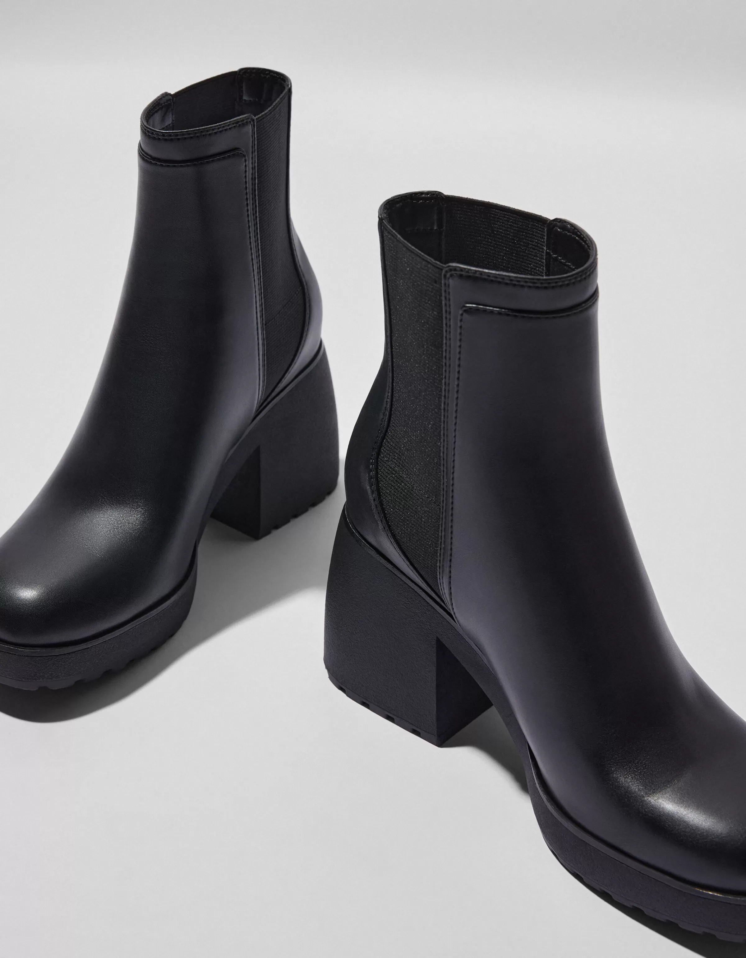 BERSHKA Chaussures*Bottines talon large élastiquées Noir