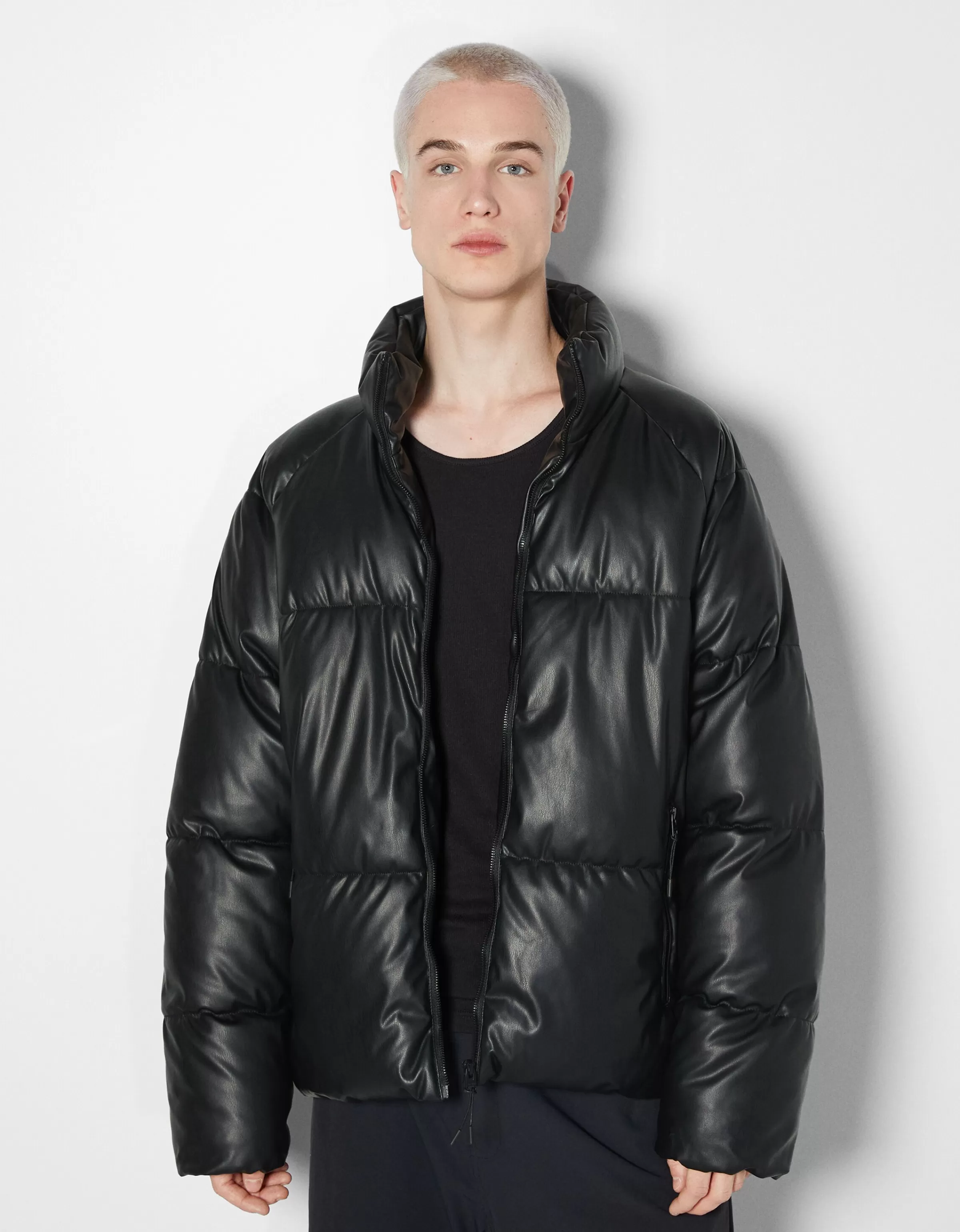 BERSHKA Blousons et manteaux*Doudoune en similicuir Noir