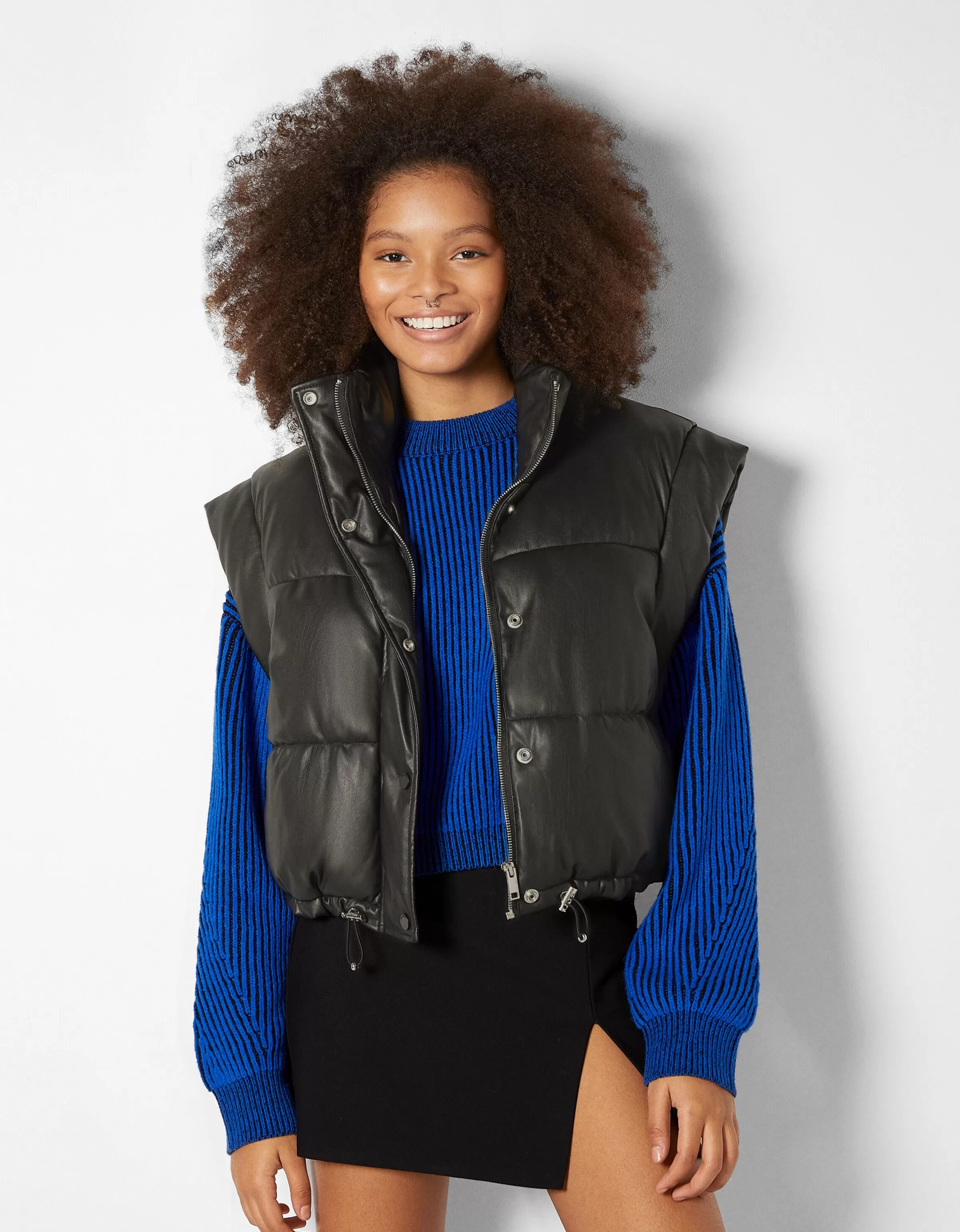 BERSHKA Vestes*Gilet cropped sans manches similicuir Noir