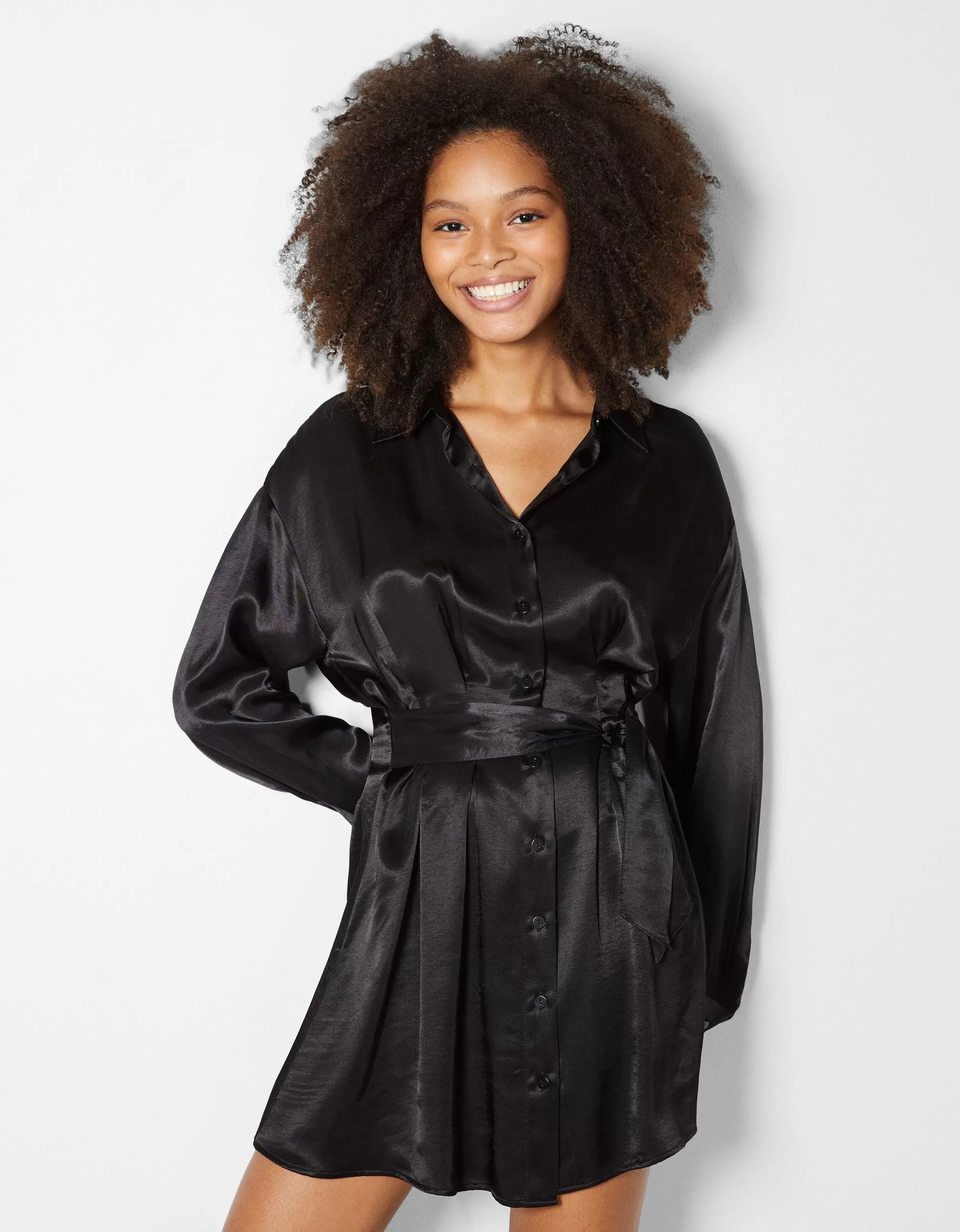 BERSHKA Robes*Mini-robe chemise satinée pinces ceinture Noir