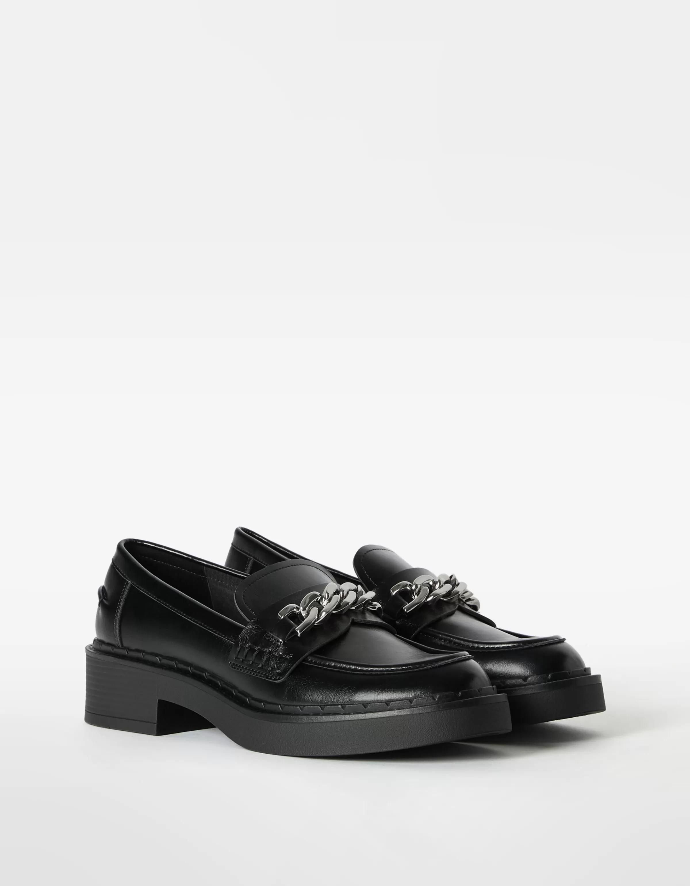 BERSHKA Chaussures plates*Mocassins avec chaîne Noir