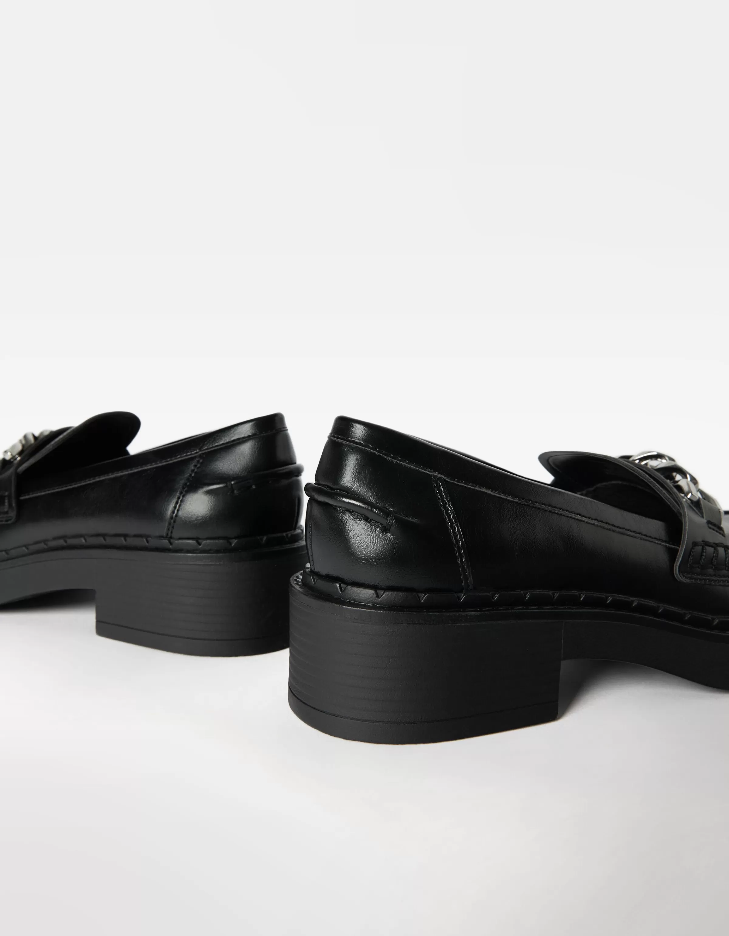 BERSHKA Chaussures plates*Mocassins avec chaîne Noir