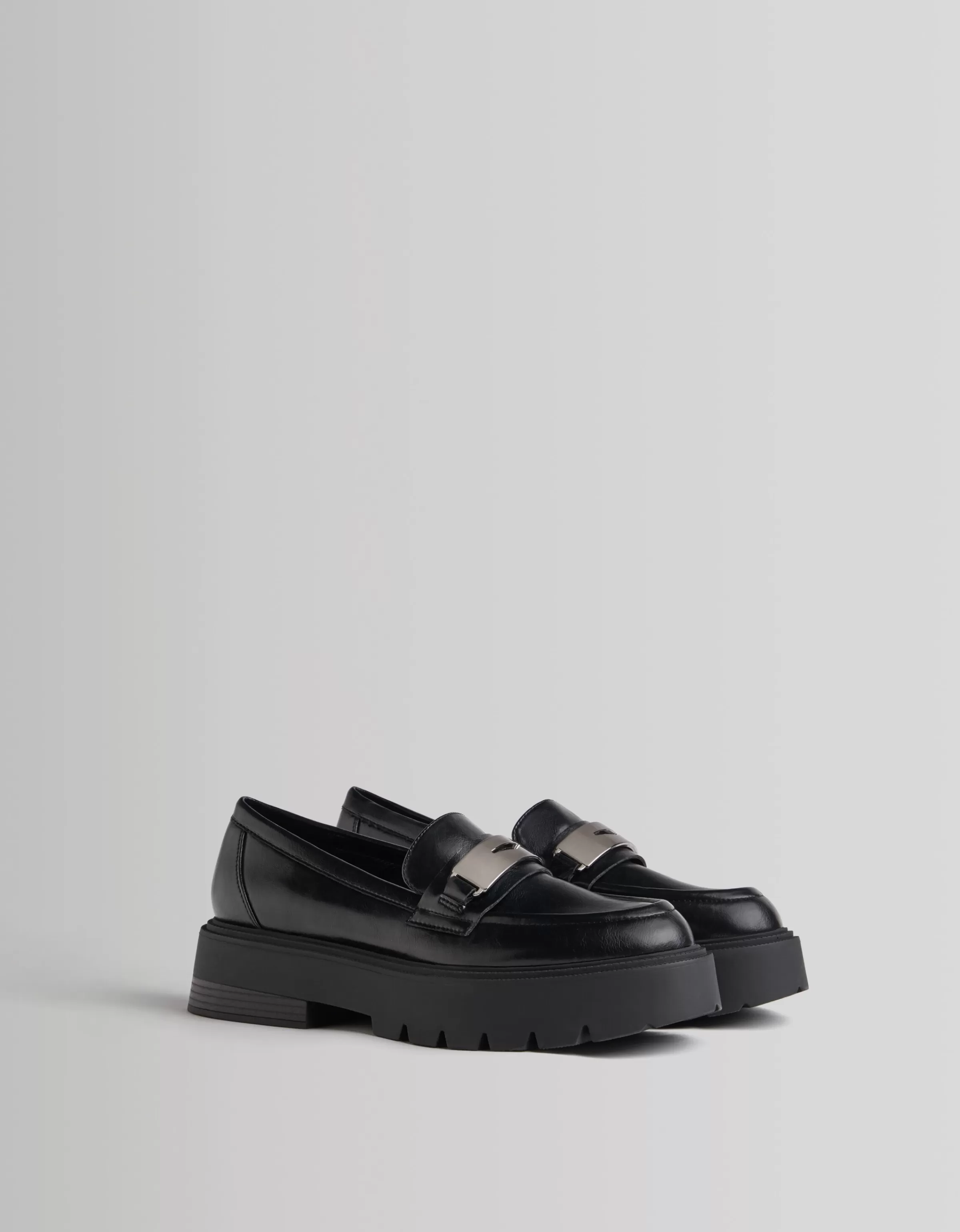 BERSHKA Chaussures plates*Mocassins détail métallisé Noir