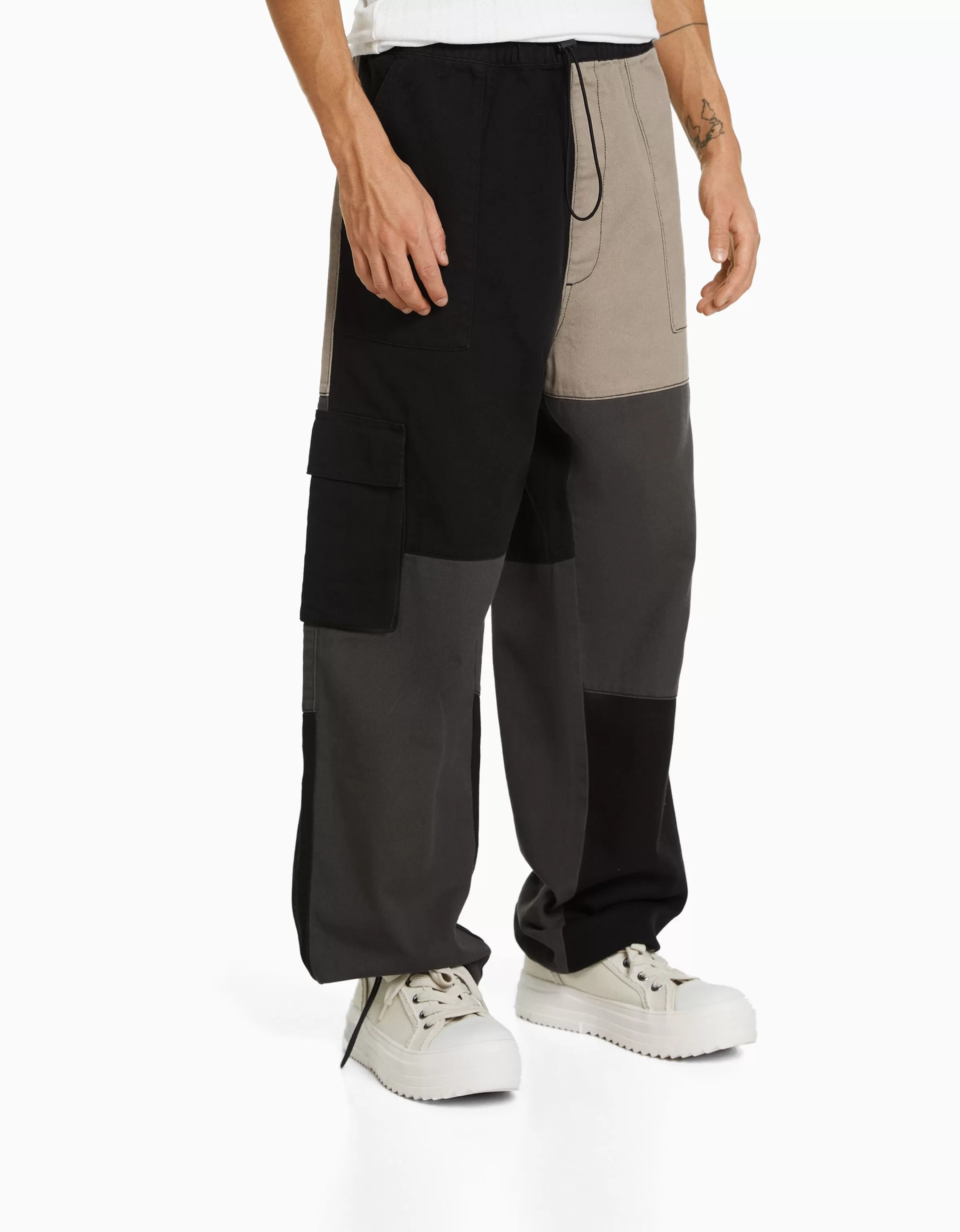 BERSHKA Cargo et parachute*Pantalon jogger cargo color block Noir
