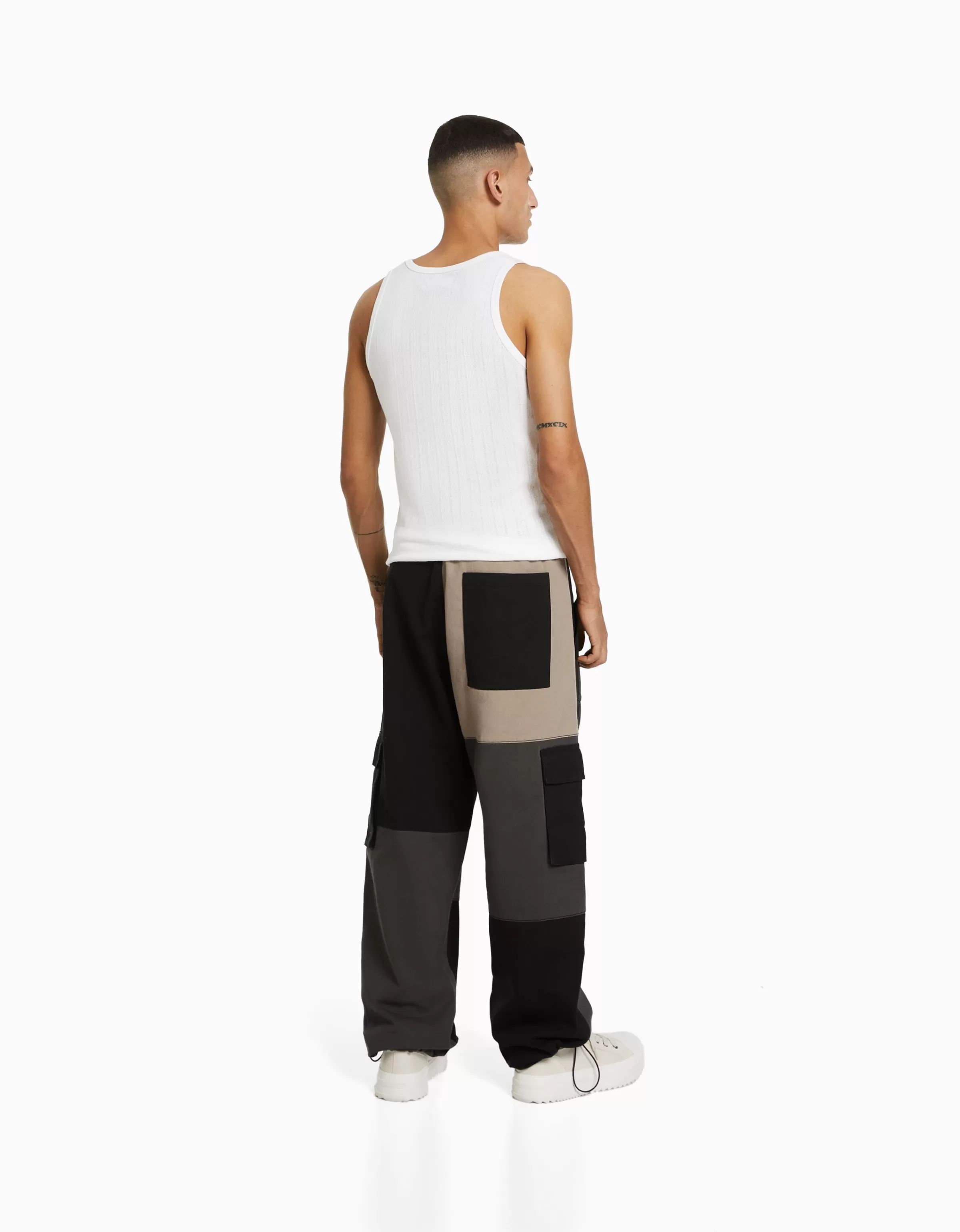 BERSHKA Cargo et parachute*Pantalon jogger cargo color block Noir