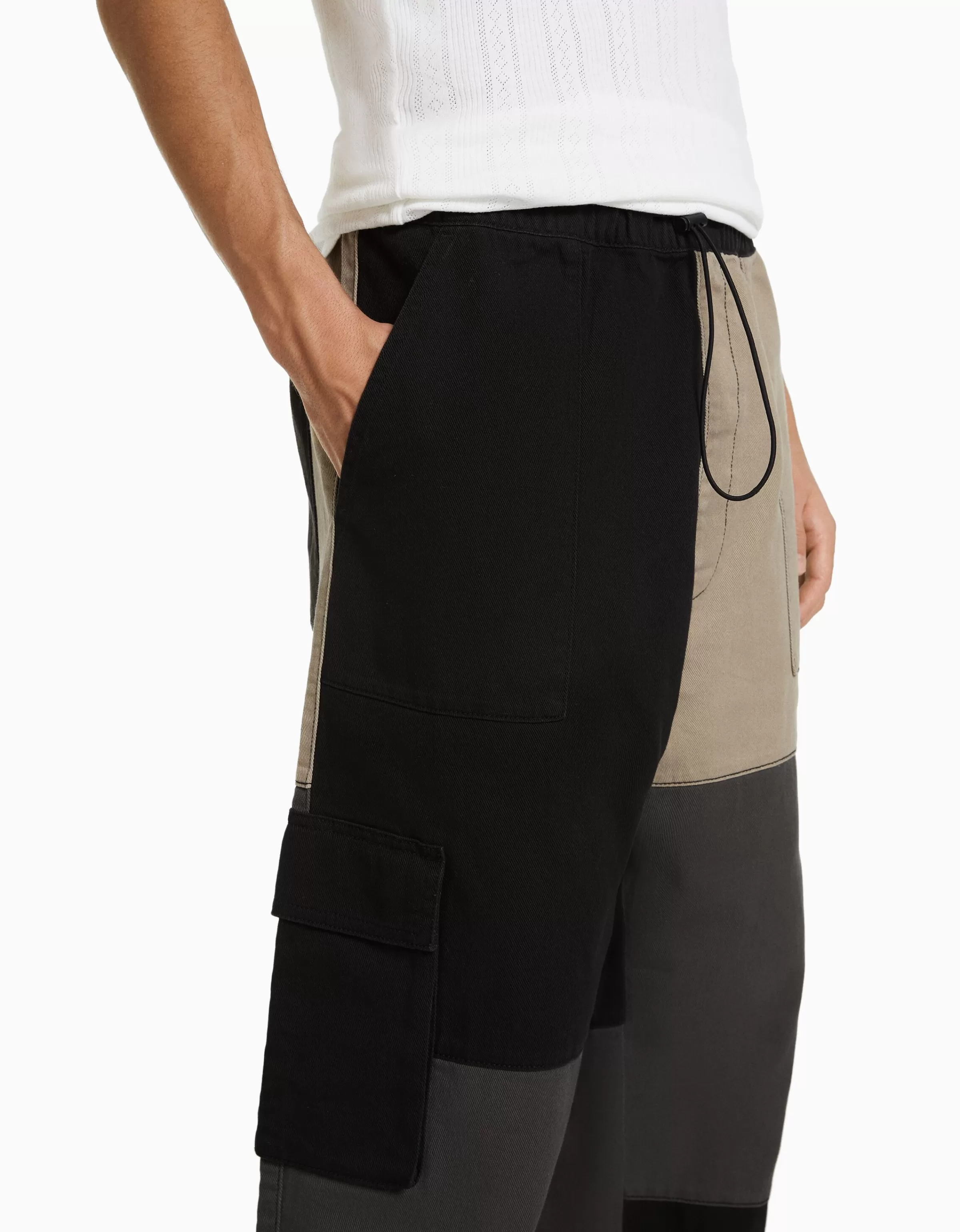BERSHKA Cargo et parachute*Pantalon jogger cargo color block Noir