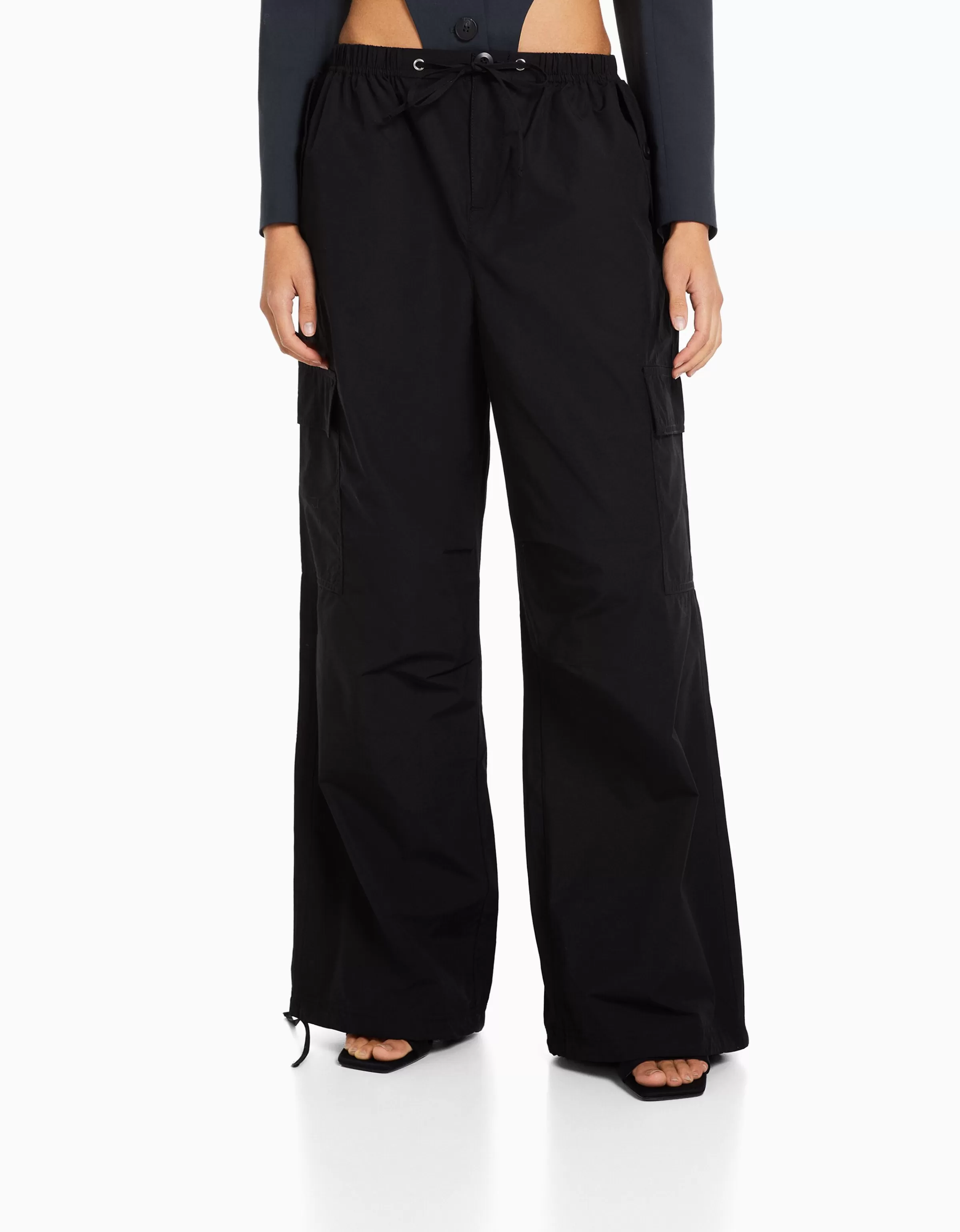 BERSHKA Vêtements*Pantalon jogger cargo parachute Bleu lavé