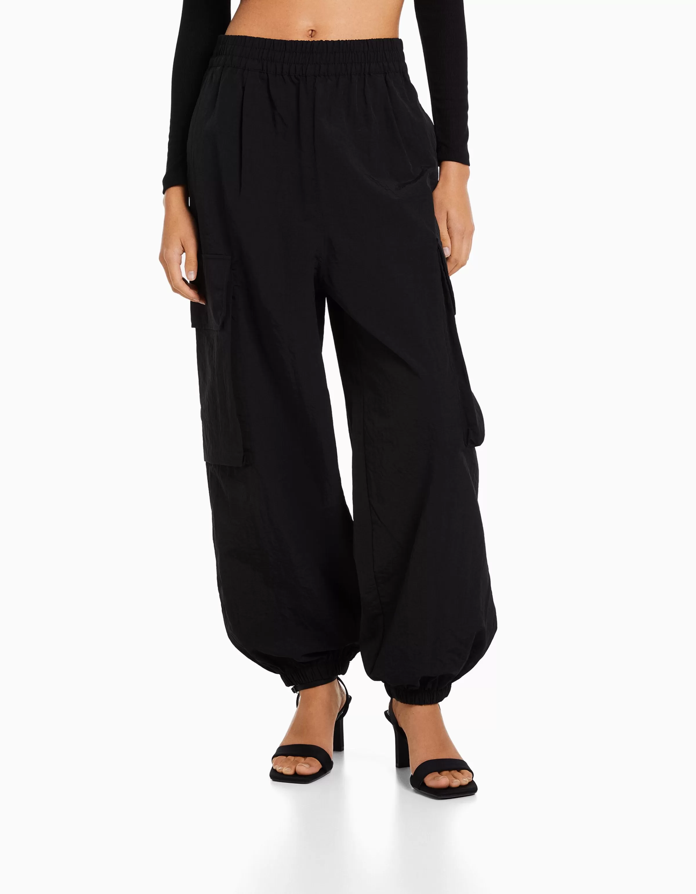 BERSHKA Vêtements*Pantalon jogger cargo poches effet nylon Noir