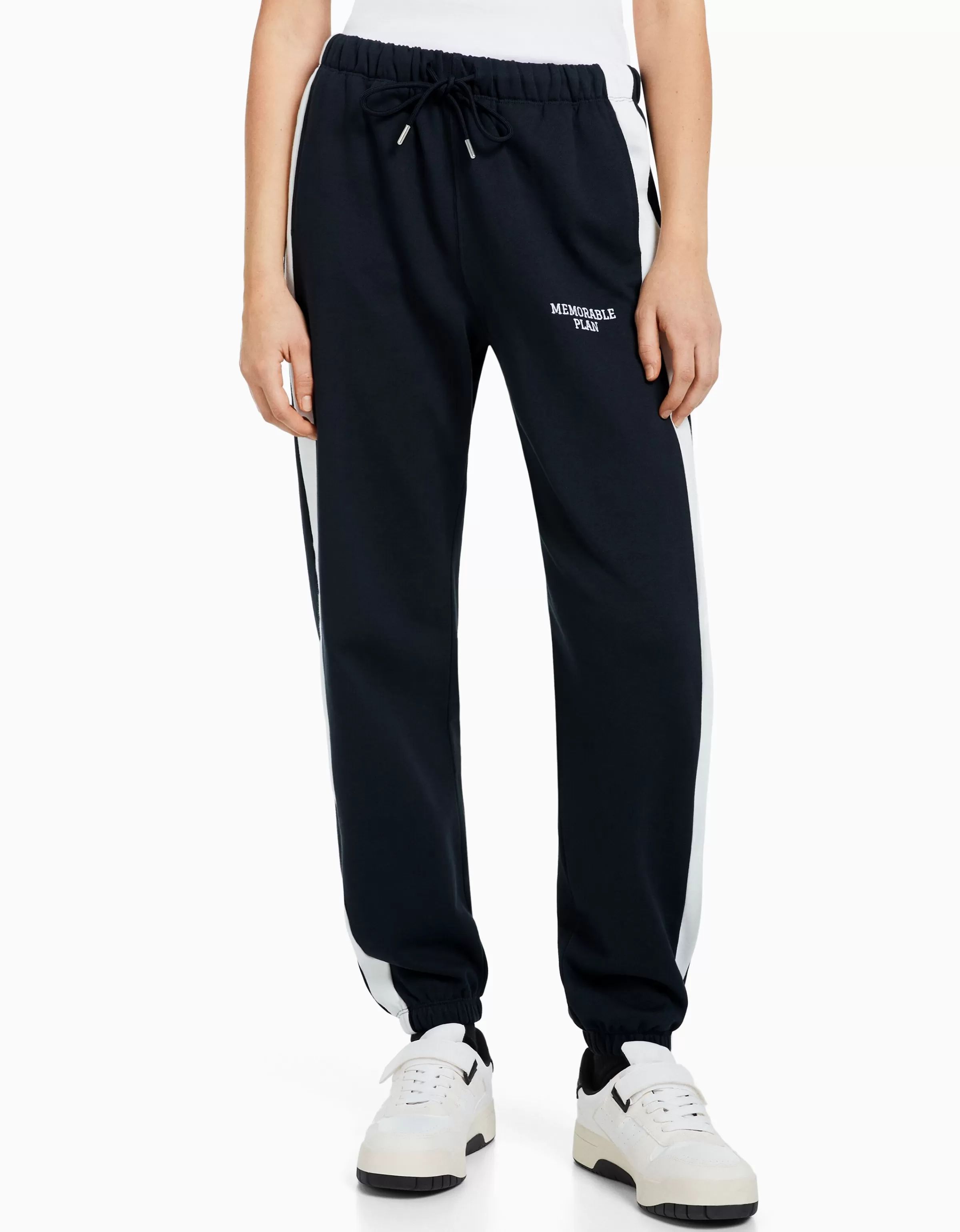 BERSHKA Pantalons*Pantalon jogger molleton avec bandes et inscription brodée Gris