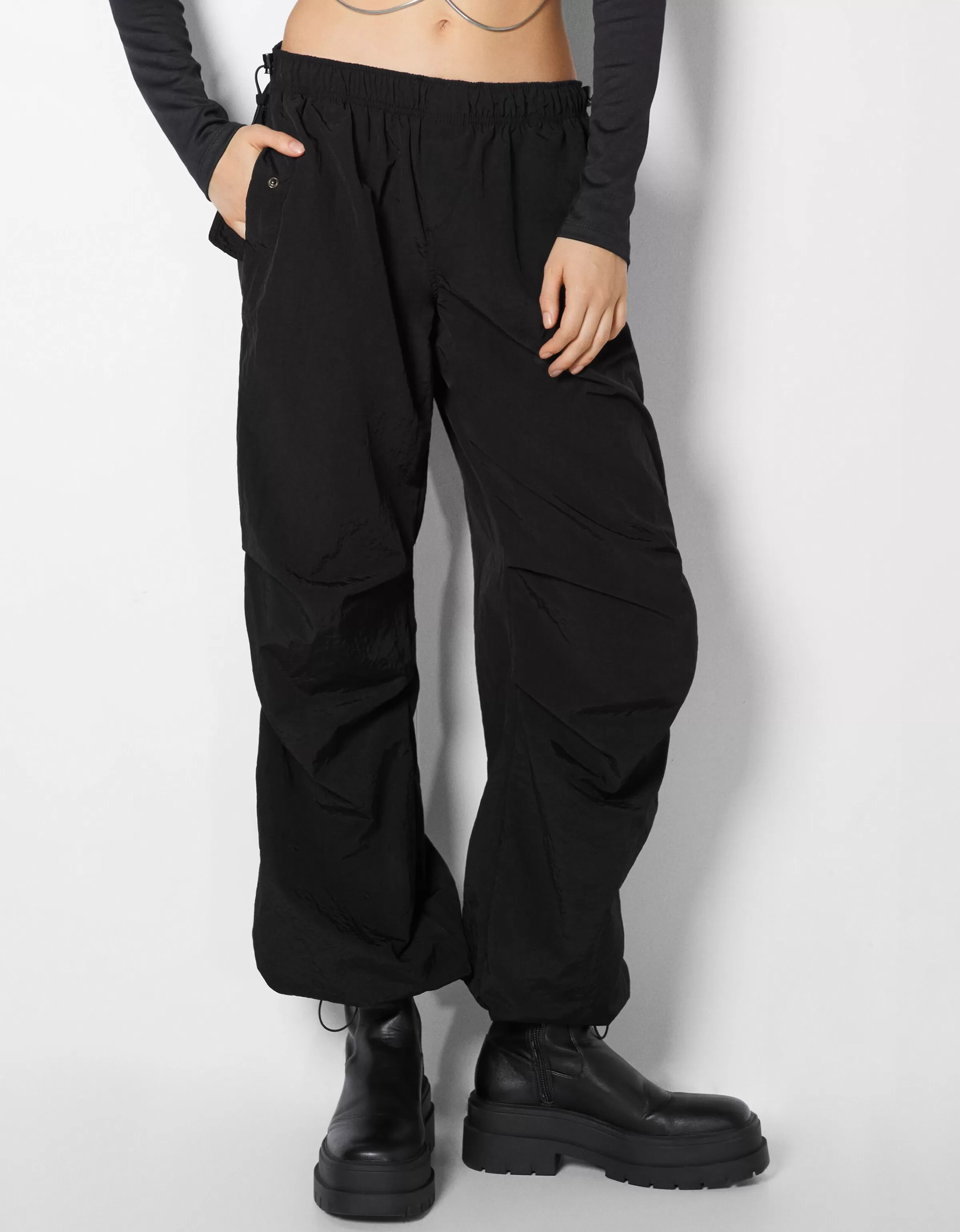 BERSHKA Pantalons*Pantalon jogger parachute nylon Noir