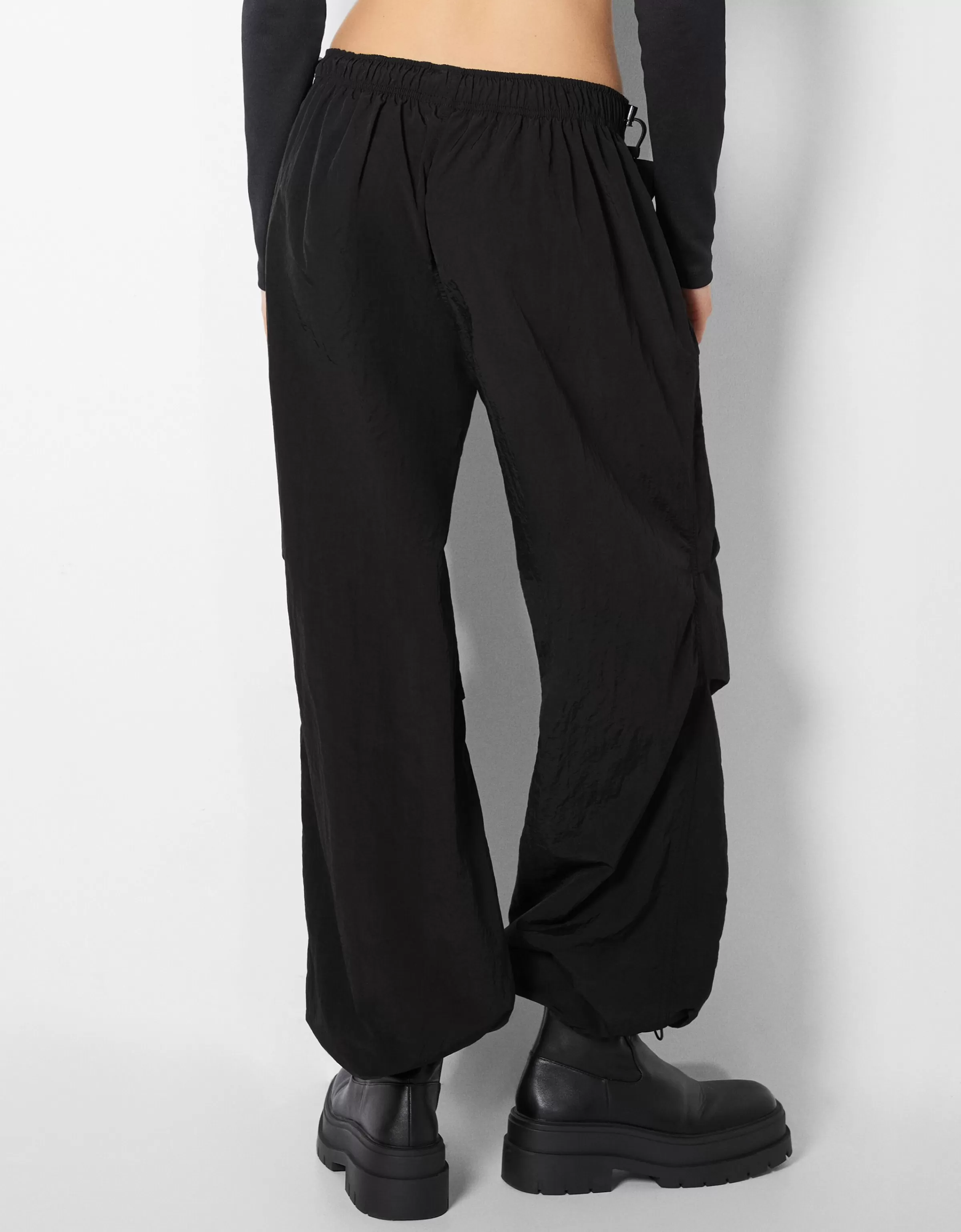 BERSHKA Pantalons*Pantalon jogger parachute nylon Noir