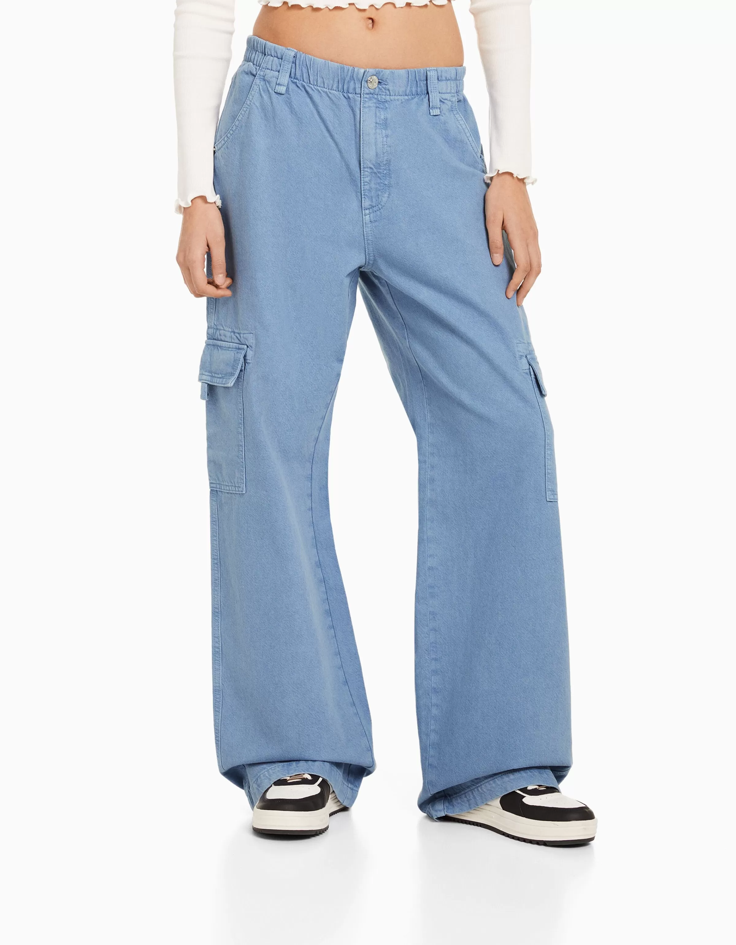 BERSHKA Cargo et parachute*Pantalon straight cargo sergé taille élastique Bleu clair