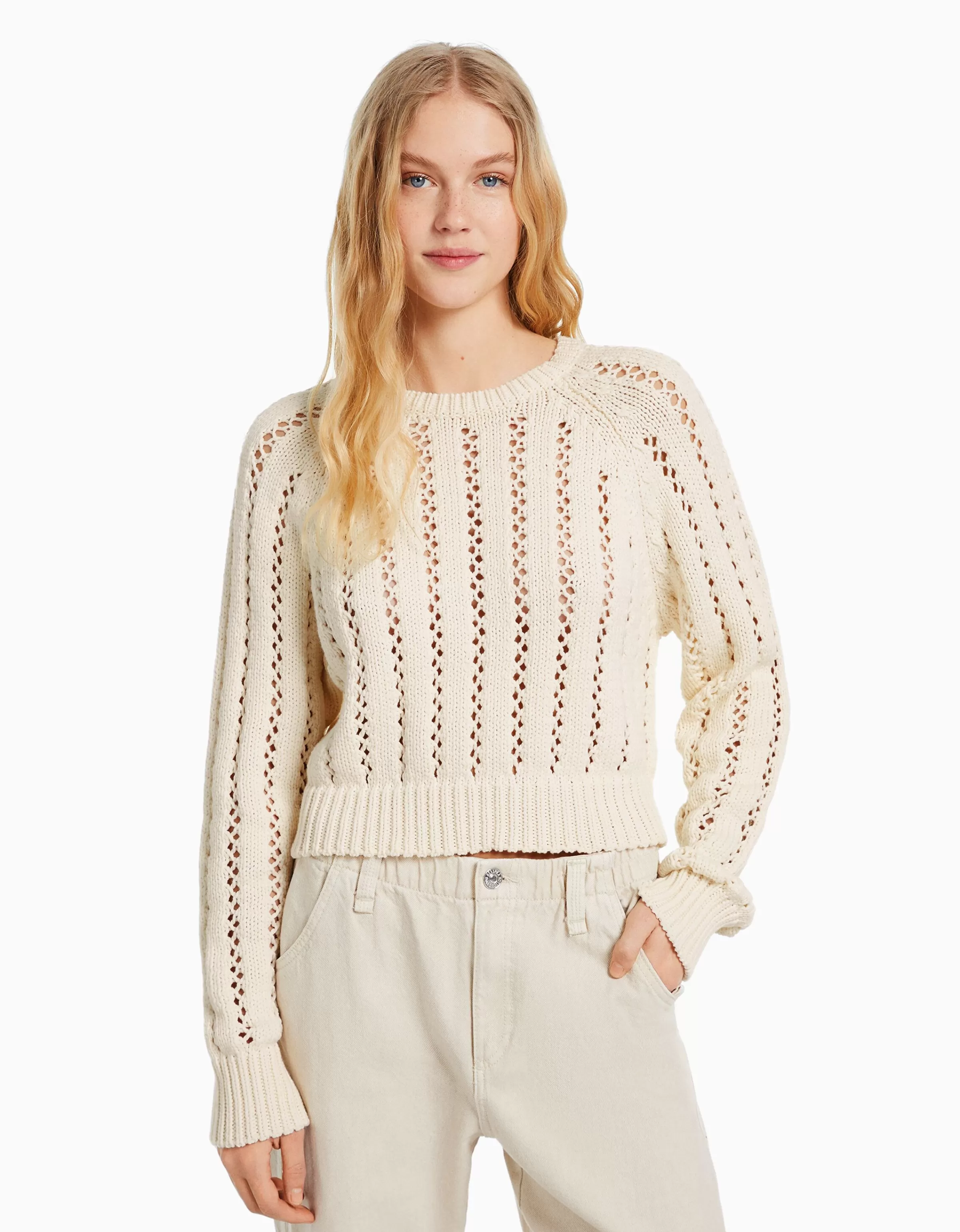 BERSHKA Maille*Pull cropped col rond ajours Écru