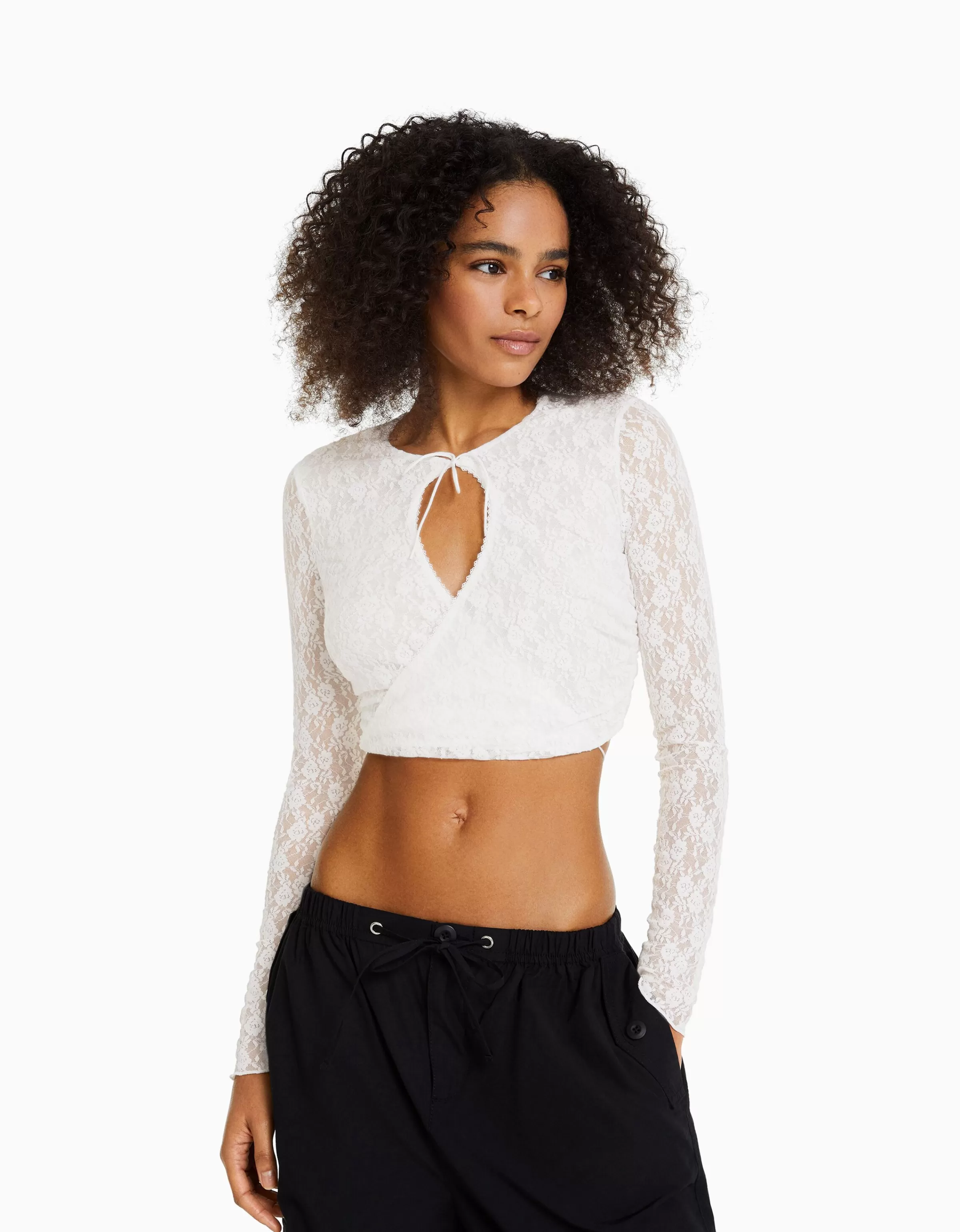 BERSHKA Vêtements*Top manches longues en dentelle décolleté croisé Écru